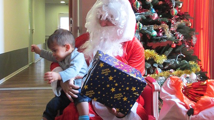 Distribution de beaux cadeaux de la part du Père Noël avec un peu de peur.