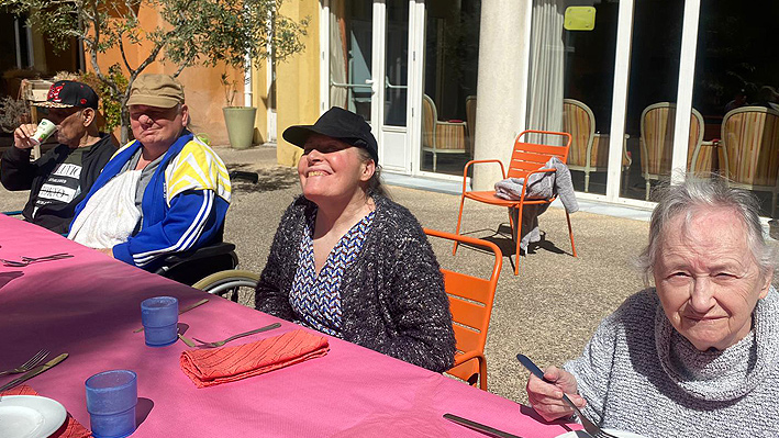 Premier déjeuner en extérieur pour nos résidents de la Bastide de Pégomas
