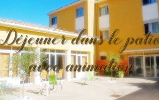 Déjeuner dans le patio avec animation pour nos résidents de la Bastide.