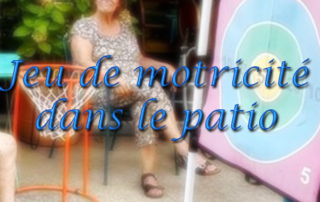 Jeux de motricité dans le patio pour nos résidents.