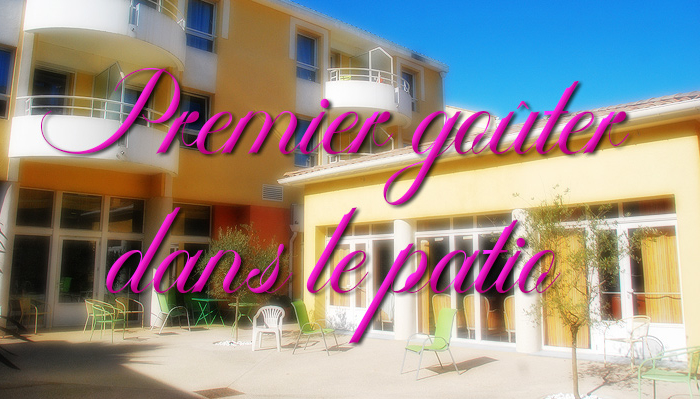 Premier goûter dans le patio pour nos résidents de la Bastide.